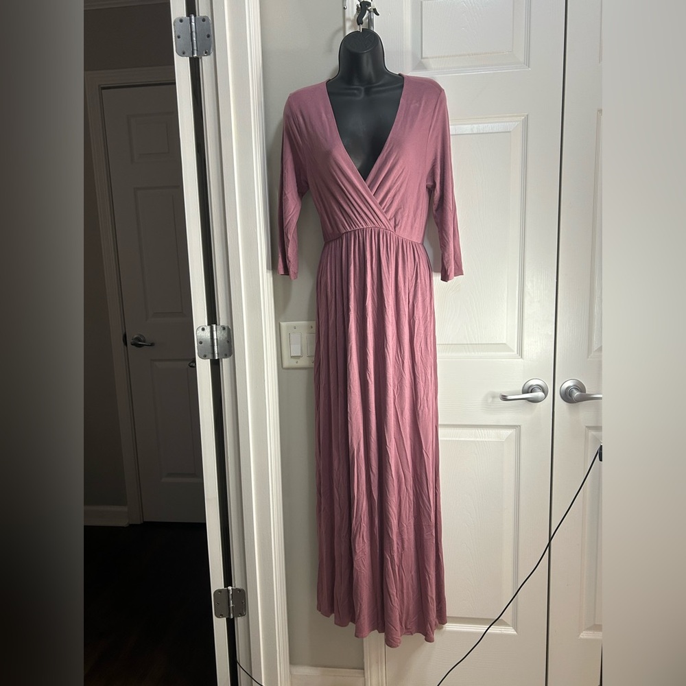 MOTHER BEE MATERNITY
Dress with Ruched Waist, 3/4 Sleeves, and V-Neck
Size:M - Picture 2 of 13